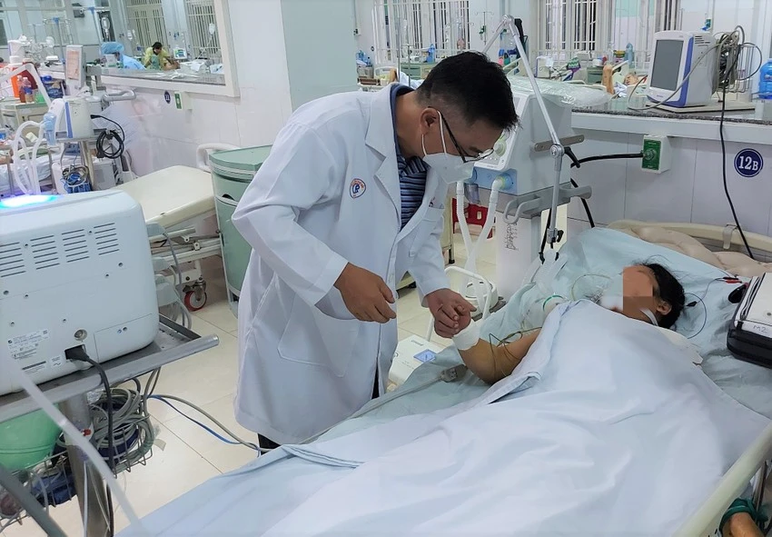 Bác sĩ BV Chợ Rẫy kiểm tra tình hình một bệnh nhân ngộ độc thực phẩm. Ảnh: BVCC