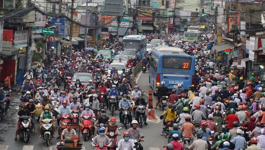 Phương tiện giao thông là một trong những nguyên nhân gây ô nhiễm không khí. Ảnh: TT Phương tiện giao thông là một trong những nguyên nhân gây ô nhiễm không khí. Ảnh: TT