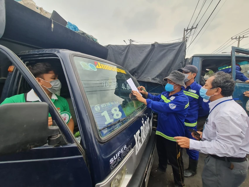 CITENCO dán logo nhận diện phương tiện thu gom rác. Ảnh: NC CITENCO dán logo nhận diện phương tiện thu gom rác. Ảnh: NC