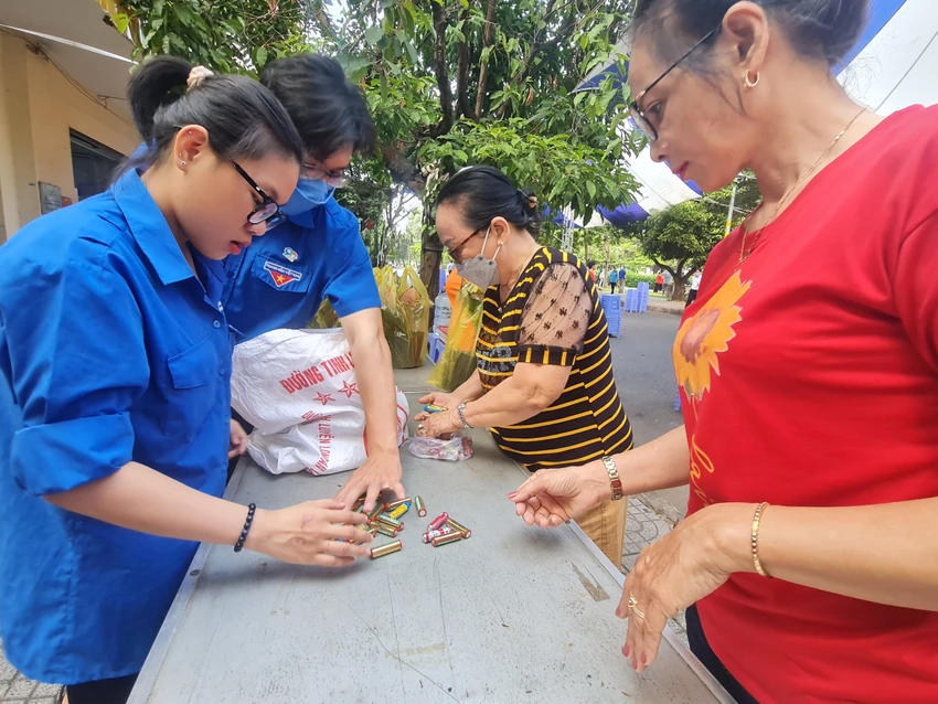Người dân mang Pin đến đổi lấy cây xanh. Ảnh: NC Người dân mang Pin đến đổi lấy cây xanh. Ảnh: NC