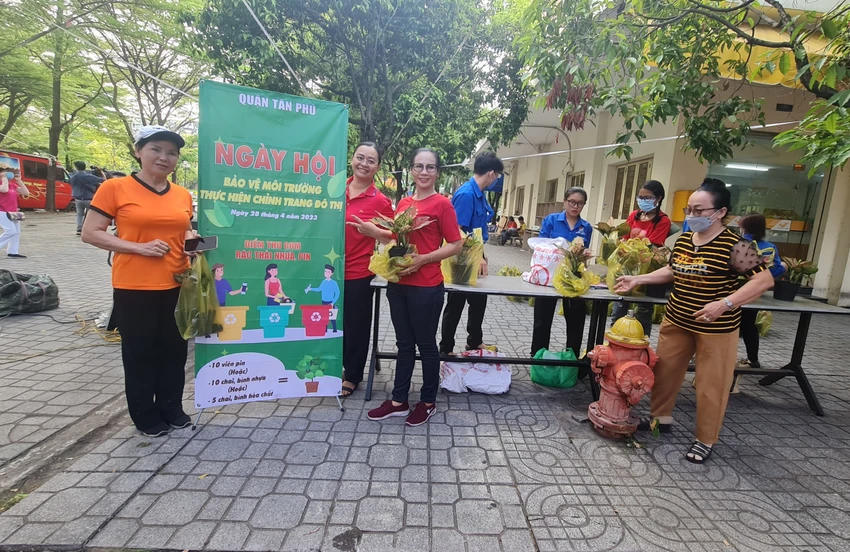 Điểm thu gom rác thải nhựa, pin lấy quà tại buổi vận động. Ảnh: NC Điểm thu gom rác thải nhựa, pin lấy quà tại buổi vận động. Ảnh: NC