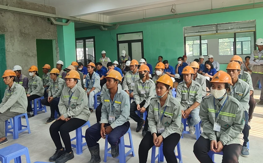 Buổi mít tinh với sự tham gia của đông đảo kỹ sư, công nhân. Ảnh: NC Buổi mít tinh với sự tham gia của đông đảo kỹ sư, công nhân. Ảnh: NC