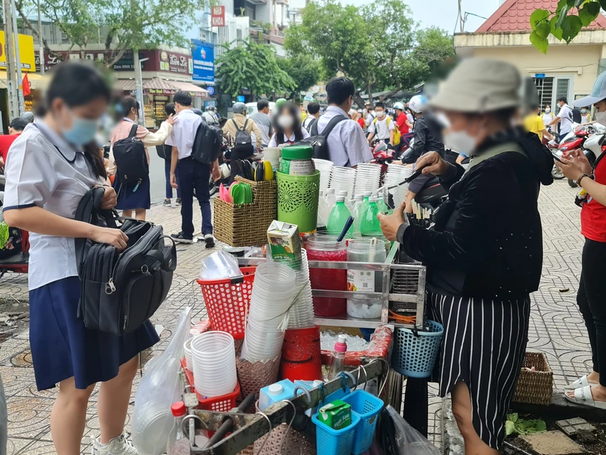 Không chỉ trước cổng trường tiểu học, tại một trường Trung học cơ sở thuộc quận Tân Phú, một xe đầy bán đủ loại thức uống đầy màu sắc. Rất nhiều sản phẩm người bán cho biết là hàng nhà làm Không chỉ trước cổng trường tiểu học, tại một trường Trung học cơ sở thuộc quận Tân Phú, một xe đầy bán đủ loại thức uống đầy màu sắc. Rất nhiều sản phẩm người bán cho biết là hàng nhà làm