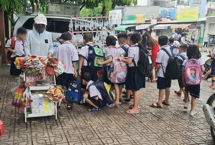 Cảnh mua bán này xuất hiện tương tự tại một trường tiểu học khác thuộc quận Tân Phú. Theo đó, ngoài nước uống, những xe đẩy di động như trên xuất hiện ở trước cổng trường học, với nhiều loại bánh, kẹo giá rẻ Cảnh mua bán này xuất hiện tương tự tại một trường tiểu học khác thuộc quận Tân Phú. Theo đó, ngoài nước uống, những xe đẩy di động như trên xuất hiện ở trước cổng trường học, với nhiều loại bánh, kẹo giá rẻ
