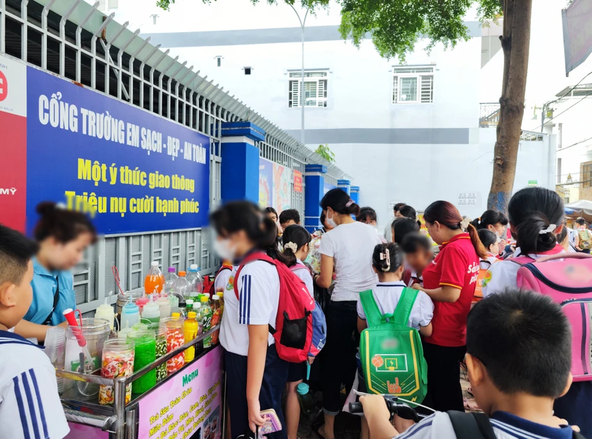 Sau giờ tan học tại một trường tiểu học thuộc quận Tân Phú (TP.HCM), học sinh bị thu hút bởi những điểm bán nước, trà sữa, milo dầm... với đủ các loại thạch đầy màu sắc chỉ từ 10.000 đồng Sau giờ tan học tại một trường tiểu học thuộc quận Tân Phú (TP.HCM), học sinh bị thu hút bởi những điểm bán nước, trà sữa, milo dầm... với đủ các loại thạch đầy màu sắc chỉ từ 10.000 đồng