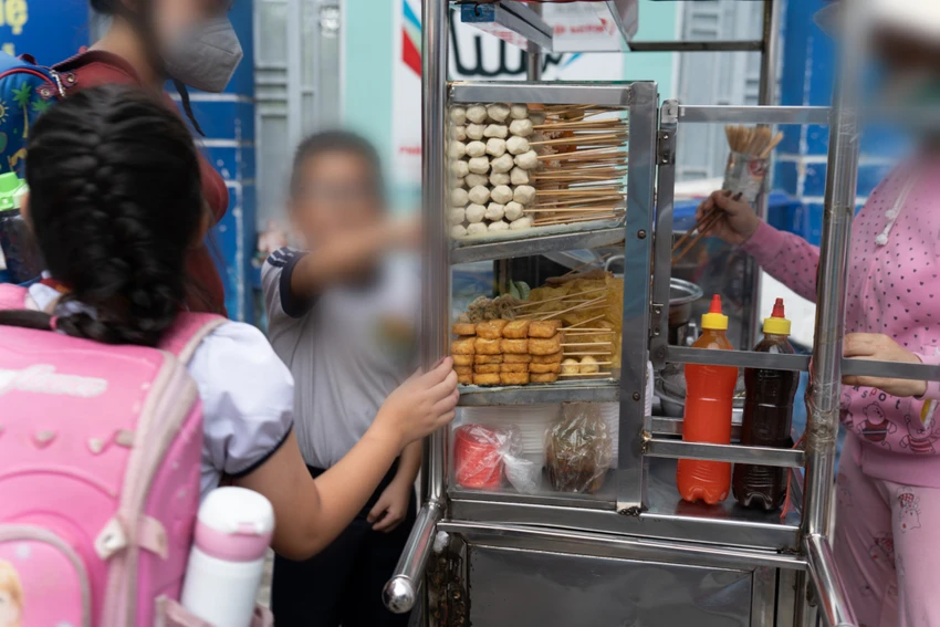 Xe đẩy các loại cá viên chiên, xúc xích chiên... là món ăn yêu thích của trẻ. Khi hỏi về nguồn gốc sản phẩm các loại cá và xúc xích lẫn nước chấm, người bán cho biết một số loại do nhà làm, số khác lấy từ các chợ Xe đẩy các loại cá viên chiên, xúc xích chiên... là món ăn yêu thích của trẻ. Khi hỏi về nguồn gốc sản phẩm các loại cá và xúc xích lẫn nước chấm, người bán cho biết một số loại do nhà làm, số khác lấy từ các chợ