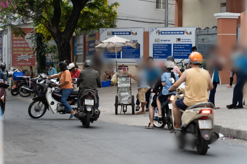 Tương tự, tại trước cổng một trường Trung học cơ sở thuộc quận 6 (TP.HCM) những chiếc xe di động bán thực phẩm ăn liền thu hút học sinh sau giờ tan trường Tương tự, tại trước cổng một trường Trung học cơ sở thuộc quận 6 (TP.HCM) những chiếc xe di động bán thực phẩm ăn liền thu hút học sinh sau giờ tan trường