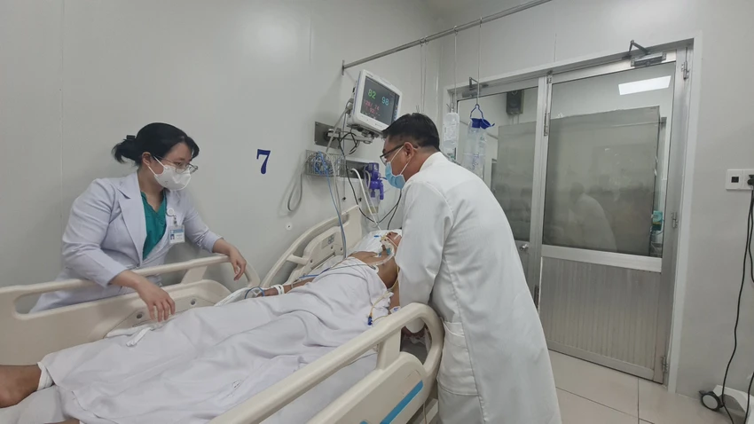 Các bác sĩ ở bệnh viện Chợ Rẫy chăm sóc cho người ngộ độc. Ảnh: NGUYÊN VÕ Các bác sĩ ở bệnh viện Chợ Rẫy chăm sóc cho người ngộ độc. Ảnh: NGUYÊN VÕ