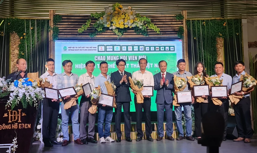 Hiệp hội tái chế chất thải Việt Nam kỷ niệm hai năm thành lập. Ảnh: NGUYỄN CHÂU Hiệp hội tái chế chất thải Việt Nam kỷ niệm hai năm thành lập. Ảnh: NGUYỄN CHÂU