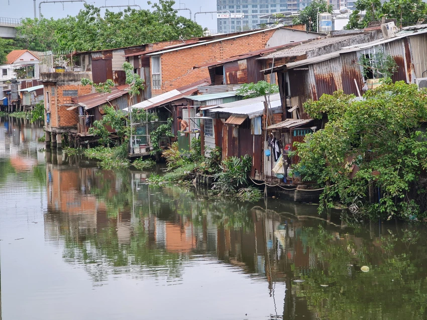 TP.HCM đặt chỉ tiêu đến năm 2025 hoàn thành bồi thường, di dời 6.500 căn nhà trên và ven kênh rạch. Ảnh: NGUYỄN CHÂU TP.HCM đặt chỉ tiêu đến năm 2025 hoàn thành bồi thường, di dời 6.500 căn nhà trên và ven kênh rạch. Ảnh: NGUYỄN CHÂU
