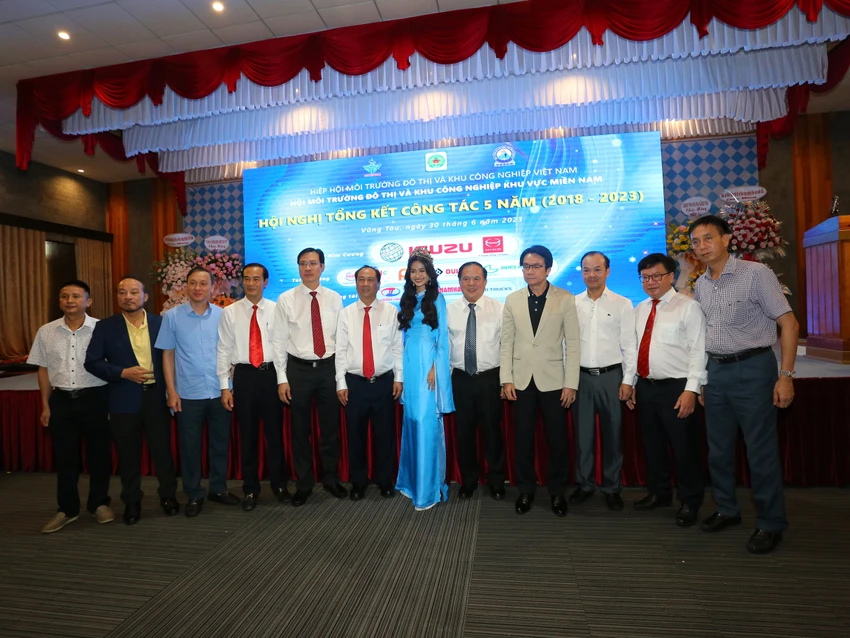 Hoa hậu Môi trường Thế giới Nguyễn Thanh Hà chụp ảnh lưu niệm với các thành viên BCH Hội môi trường đô thị và khu công nghiệp miền Nam nhiệm kỳ 2023-2028. Ảnh: NV