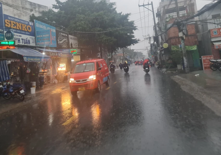 Mưa đang xảy ra ở hầu hết các khu vực TP.HCM. Ảnh: NC