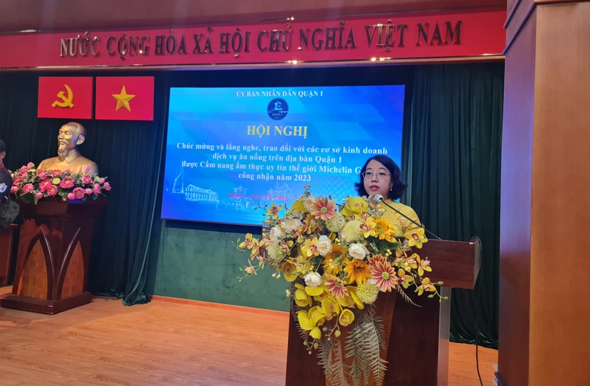 Bà Mai Thị Hồng Hoa, Phó chủ tịch UBND quận 1 phát biểu tại hội nghị Bà Mai Thị Hồng Hoa, Phó chủ tịch UBND quận 1 phát biểu tại hội nghị