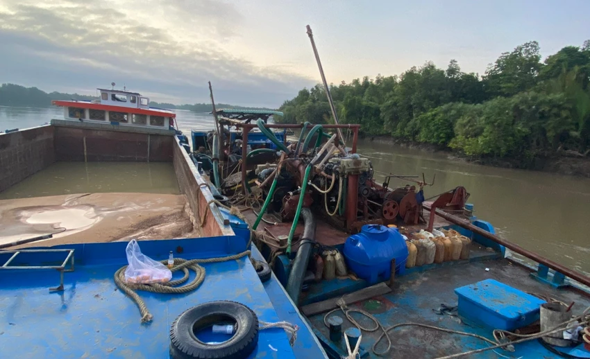 Tàu khai thác cát trái phép ở TP.HCM. Ảnh: A.H Tàu khai thác cát trái phép ở TP.HCM. Ảnh: A.H