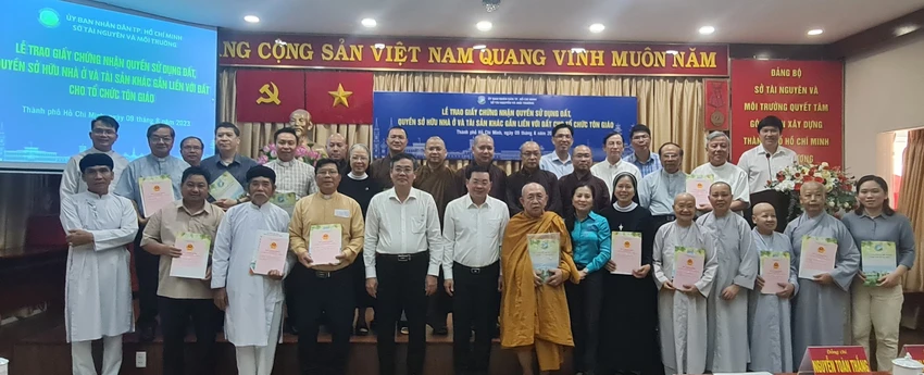 Các cơ sở tôn giáo được trao sổ hồng tại buổi lễ. Ảnh: NGUYỄN CHÂU