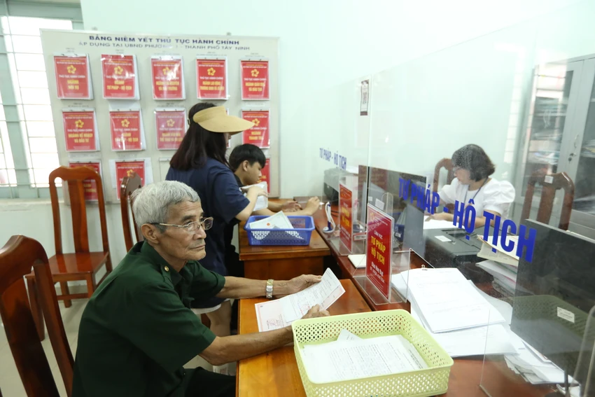Chức năng dịch vụ công của VNPT iGate giúp công dân có thể nộp hồ sơ trực tuyến nhanh chóng, thuận tiện Chức năng dịch vụ công của VNPT iGate giúp công dân có thể nộp hồ sơ trực tuyến nhanh chóng, thuận tiện