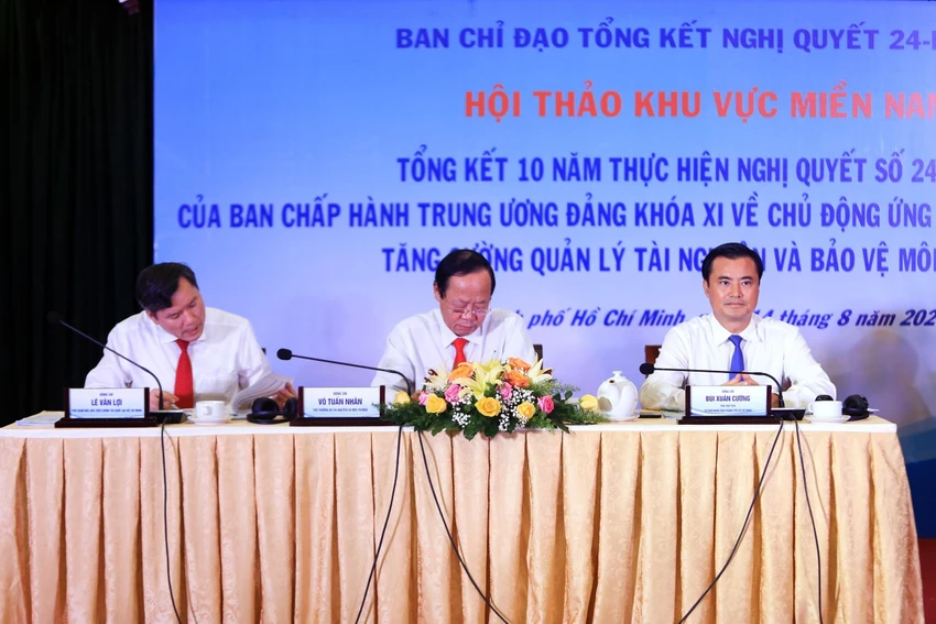 Các lãnh đạo Bộ TNMT trao đổi thông tin tại hội thảo. Ảnh: NC Các lãnh đạo Bộ TNMT trao đổi thông tin tại hội thảo. Ảnh: NC