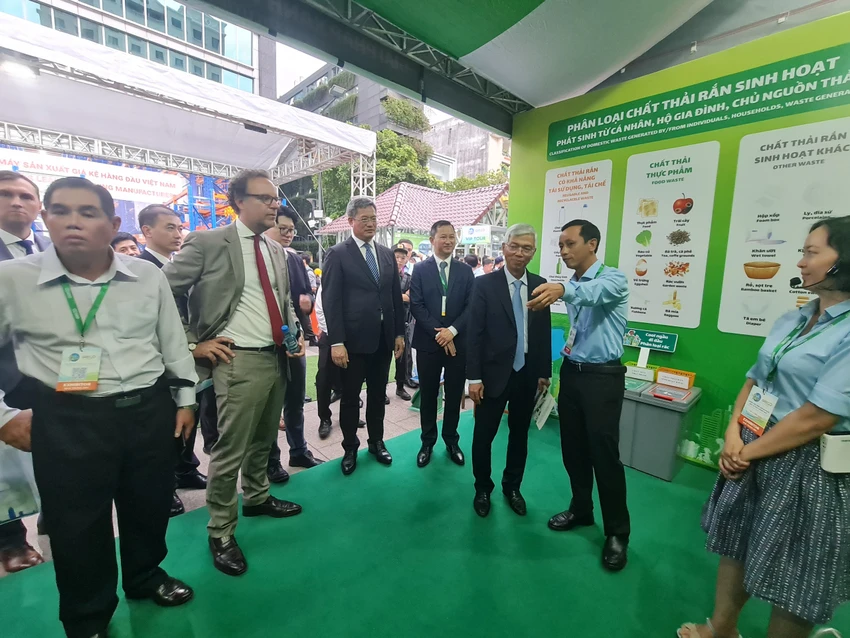 Công ty TNHH MTV Môi trường đô thị TP.HCM giới thiệu giải pháp xanh cho TP. Ảnh: NGUYỄN CHÂU