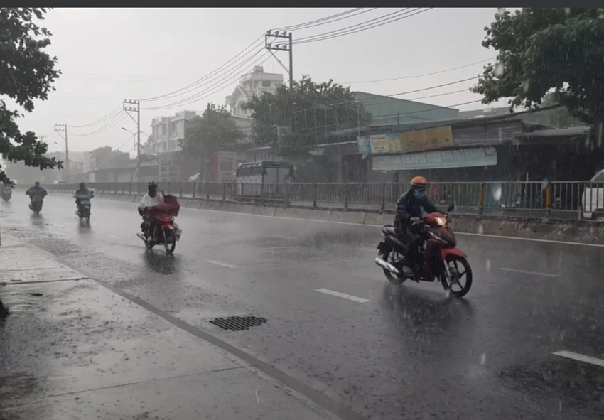 Mưa 'trắng trời' nhiều nơi ở TP.HCM