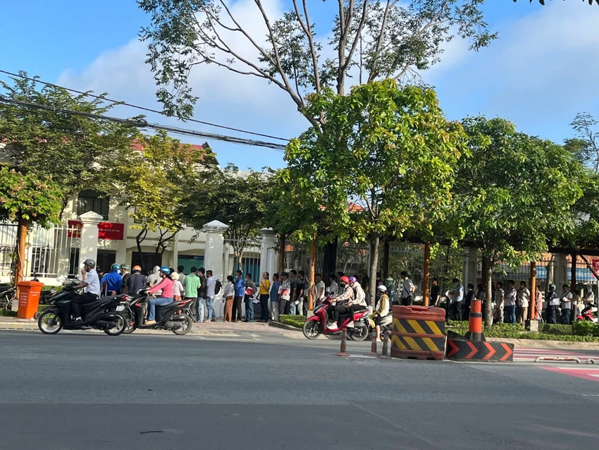Ngày mai bảng giá đất mới ở TP.HCM có hiệu lực, hôm nay người dân vẫn xếp hàng làm hồ sơ nhà đất