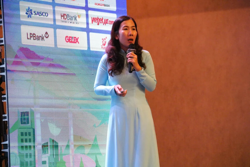 PGS-TS Nguyễn Thị Hồng Nguyệt, Trưởng Khoa Kinh tế, Trường ĐH Tài nguyên và Môi trường TP.HCM trình bày tại diễn đàn. Ảnh: NHƯ NGỌC