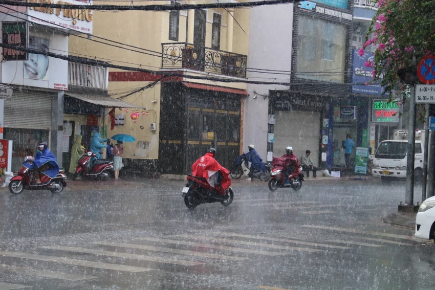 Mưa trái mùa ở TP.HCM và Nam Bộ có tiếp tục diễn ra?