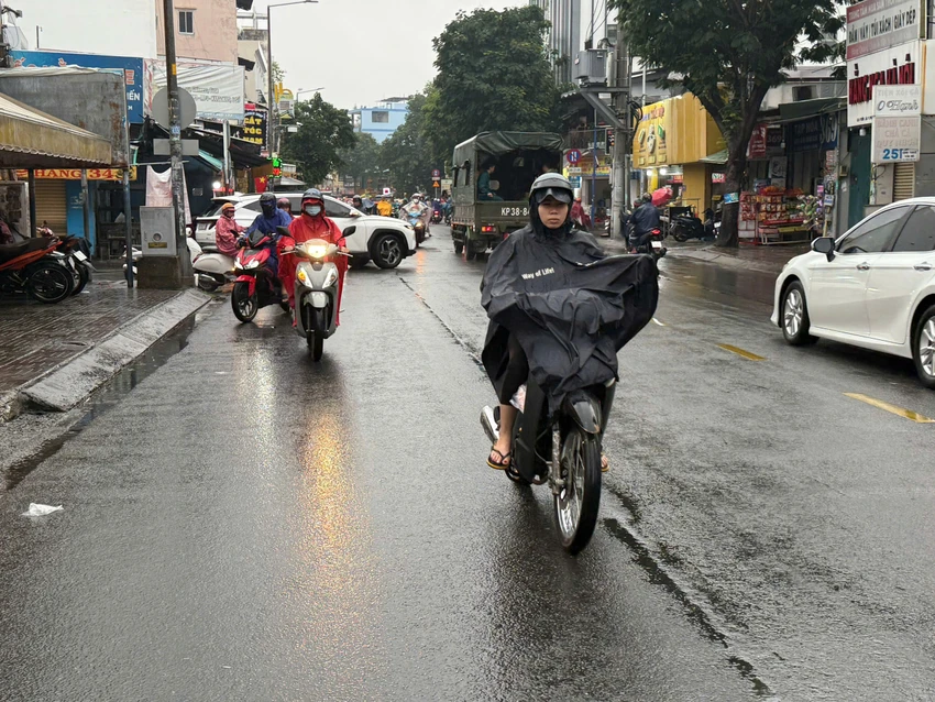Trận mưa trái mùa 'lịch sử' chưa từng xảy ra ở TP.HCM