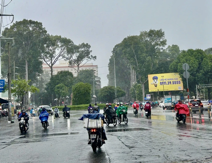 Mưa xuất hiện nhiều nơi ở TP.HCM và sẽ còn kéo dài trong nhiều ngày tới