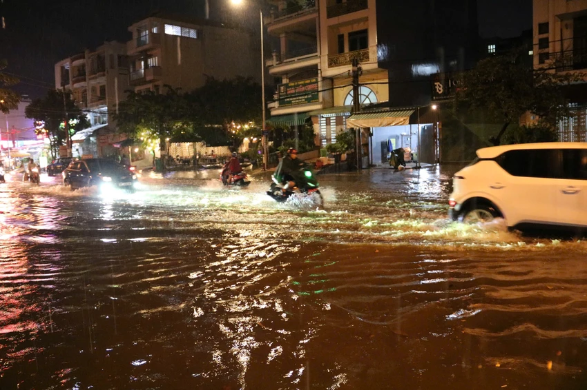 áp thấp nhiệt đới mưa ngập ở Bình Tân 3.jpg
