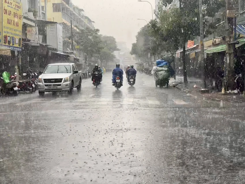 Trên biển và đất liền Nam Bộ xuất hiện dông, lốc do ảnh hưởng của bão số 3
