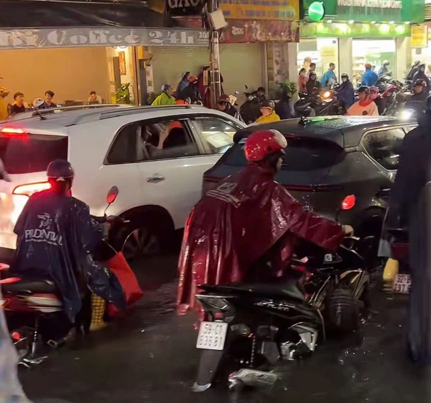 Cơn mưa chiều đường Phạm Văn Chiêu .jpg