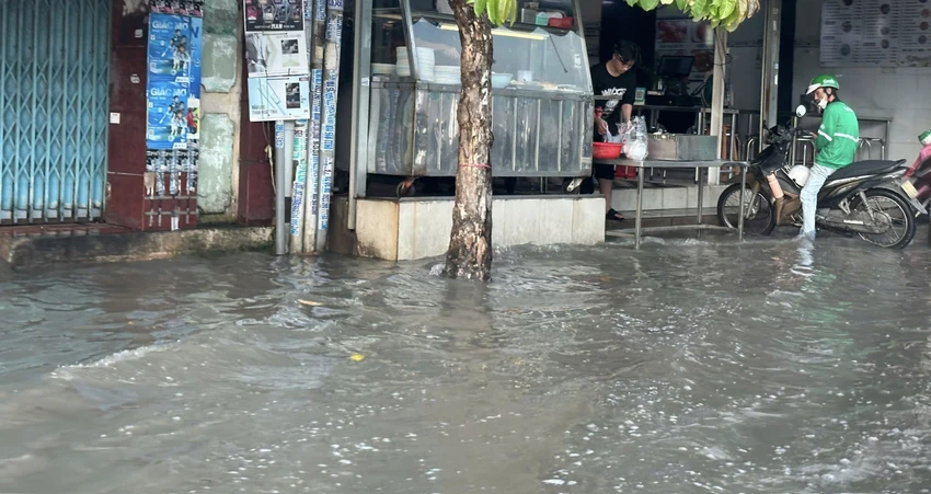 triều cường đường nguyễn văn khối.jpg