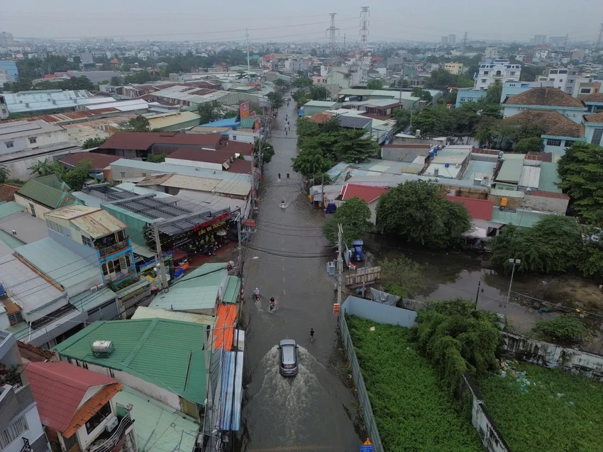 Trong những ngày tới TP.HCM có mưa, kèm triều cường có thể gây ngập ở một số vùng trũng. Ảnh: PHẠM HẢI