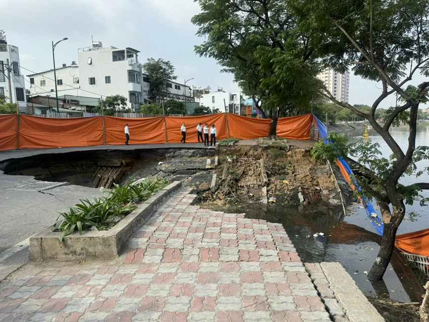sụt lún ở phường chánh hưng.jpg