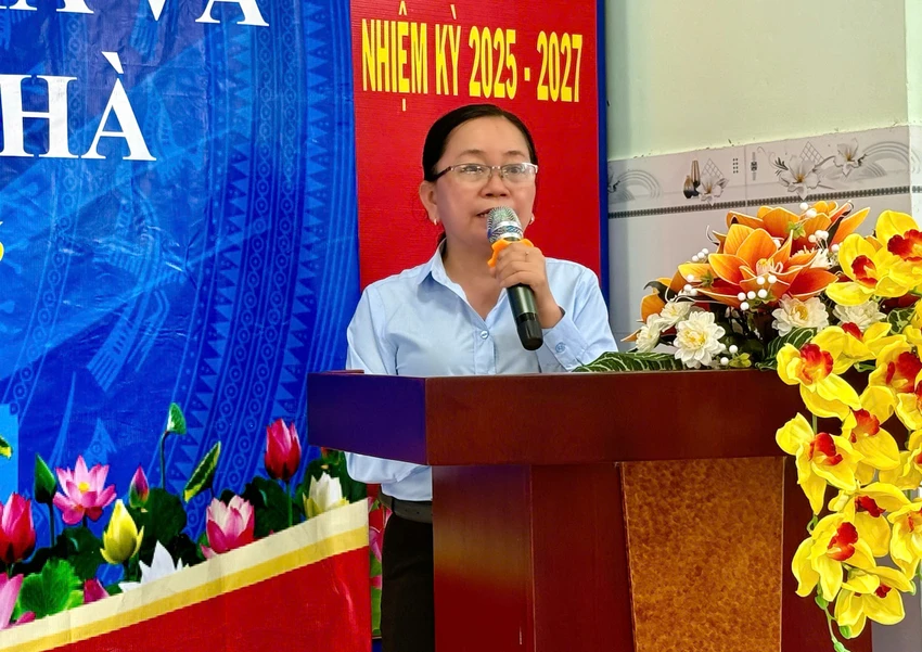 Bà Dương Thị Uyên Chi, Phó Chủ tịch UBND xã Bình Chánh phát biểu tại buổi lễ. Ảnh: NGUYỄN CHÂU xã bình chánh trao số nhà 1.jpg