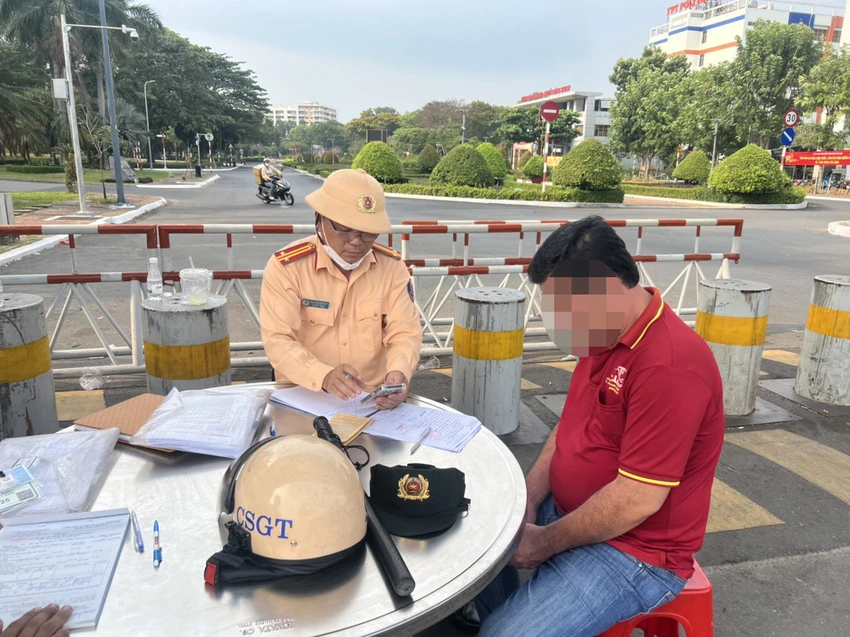 tiep-tuc-phat-hien-mot-xe-khach-nhoi-nhet-53-hanh-khach-post0-12.jpg
