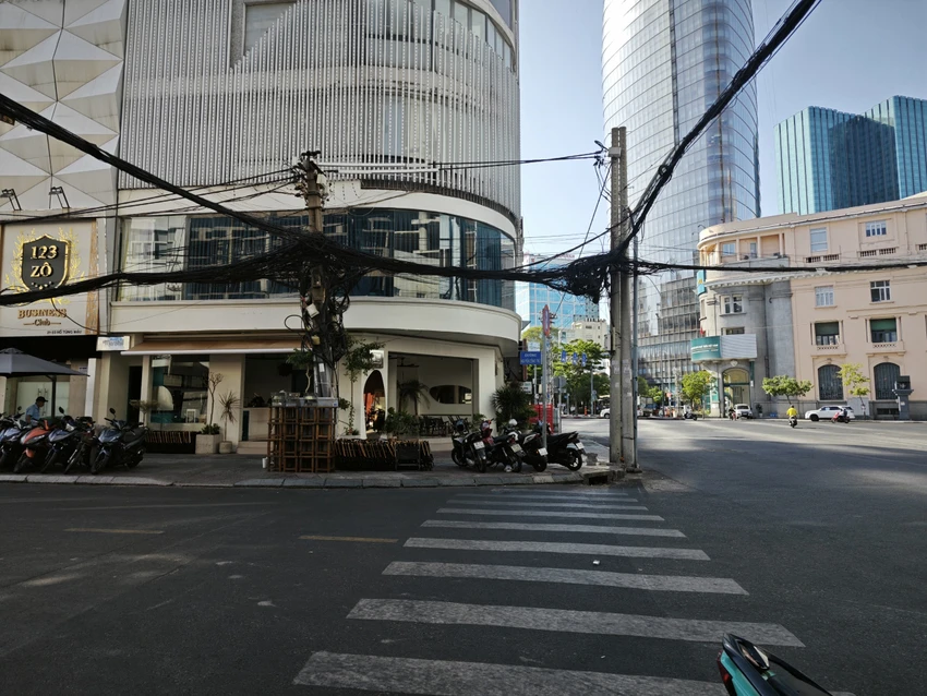 xac-minh-doan-clip-co-gai-doi-non-cong-an-drift-o-to-giua-quan-1-post0.html.jpg
