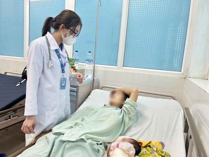 plo.vn_sinh-con-tai-nha-mot-san-phu-vo-tu-cung-post0.jpg