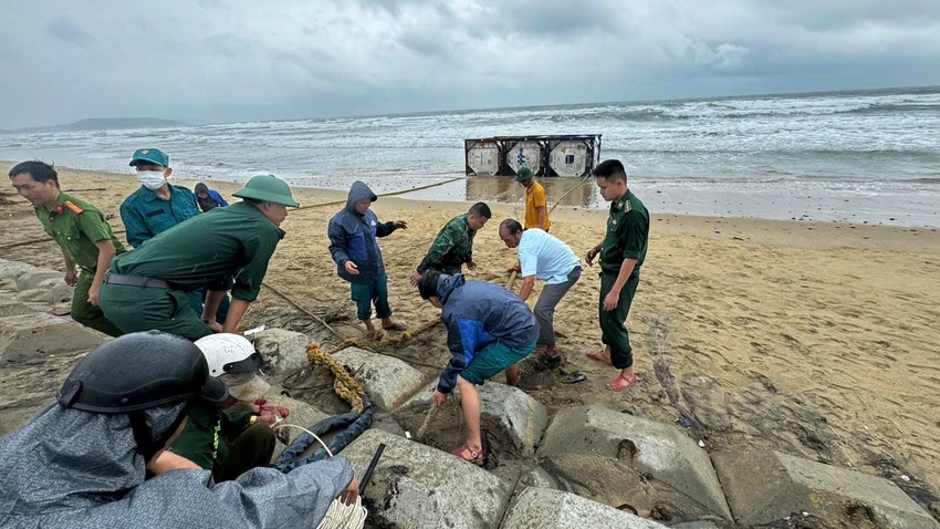 Doanh nghiệp Hàn Quốc xin xác nhận chủ sở hữu 3 bồn chứa dạt vào bờ biển Quảng Ngãi