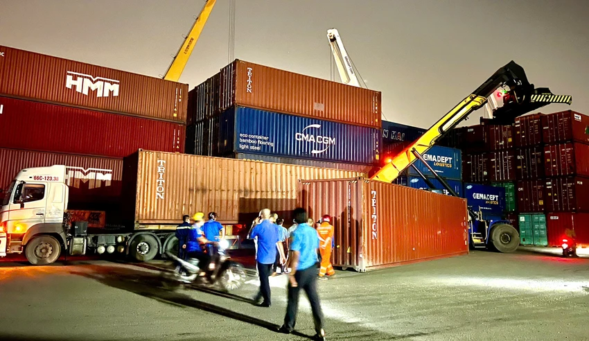 Nam tài xế đang kiểm tra hàng thì bị xe nâng đi lùi cán trúng thương vong