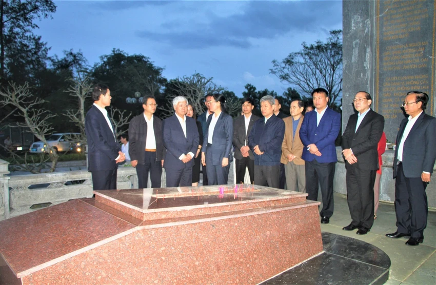 ong-do-van-chien-dang-huong-tai-khu-mo-chi-si-yeu-nuoc-huynh-thuc-khang-post0html-5780.jpg
