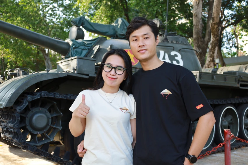 gioi-tre-hao-huc-don-30-4-tu-hao-tren-tung-chiec-ao-ly-nuoc-kep-toc-post0.html.JPG