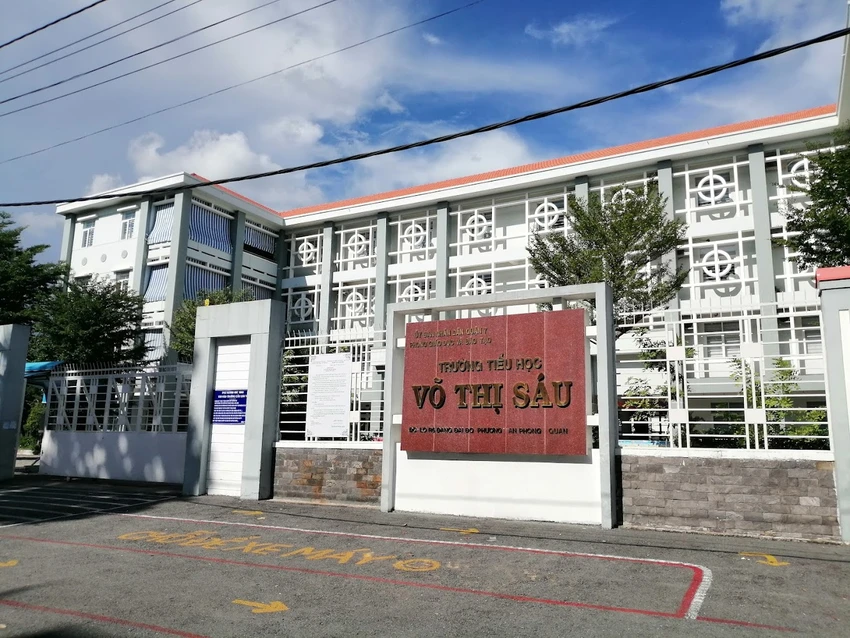 Nhiều học sinh tiểu học ở TP.HCM nôn ói, nhập viện sau khi đi học về