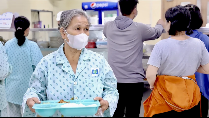 “Bữa ăn vui vẻ” tiếp sức người bệnh tại Bệnh viện Ung Bướu TP.HCM