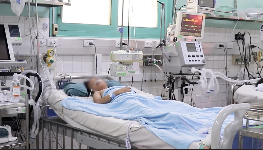 Bé gái 8 tuổi bị cuốn vào cửa cuốn, may mắn thoát nguy kịch