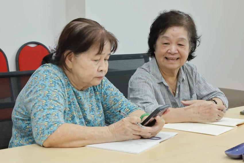 Người trẻ tại TPHCM dạy công nghệ, AI miễn phí cho người lớn tuổi