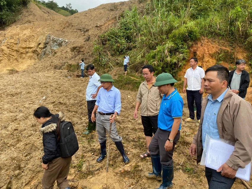 plo.vn:nui-sat-lo-vui-trai-ca-tam-o-quang-ngai-thiet-hai-hon-8-ty-dong-post878711.html.JPG