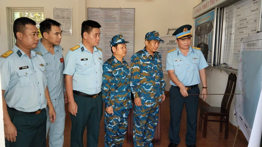 huy-dong-truc-thang-tim-tim-kiem-03-nguoi-bi-troi-dat-tren-thuyen-thung-post0.html1.jpg