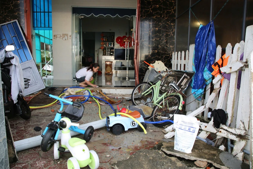 quang-ngai-tan-hoang-sau-dem-trieu-cuong-du-cuon-phang-nha-cua-hang-quan-ven-bo-post0.html.jpg