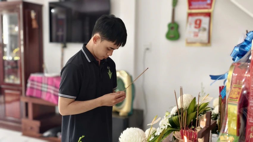 ban-doc-bao-phap-luat-tp-hcm-chia-se-voi-gia-dinh-co-nguoi-thiet-mang-trong-bao-so-13-post880392.html.JPG